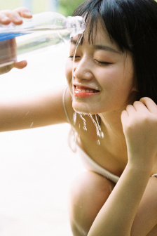 阳光中的裸女